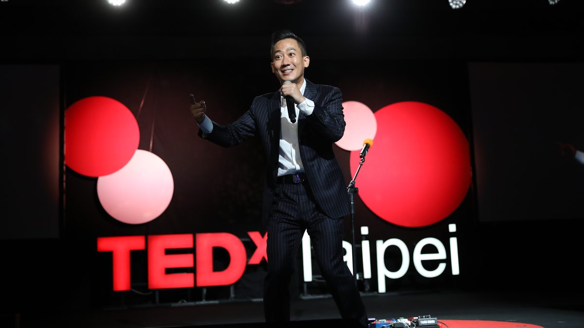 胡杰 Michael Hu 在 TEDxTaipei 舞台上演講