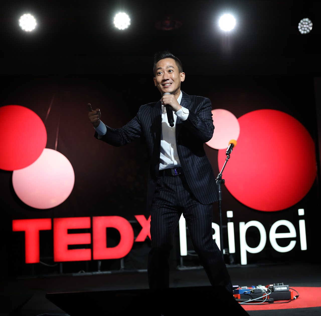 Michael 胡杰站在 TEDxTaipei 年會舞台上演講